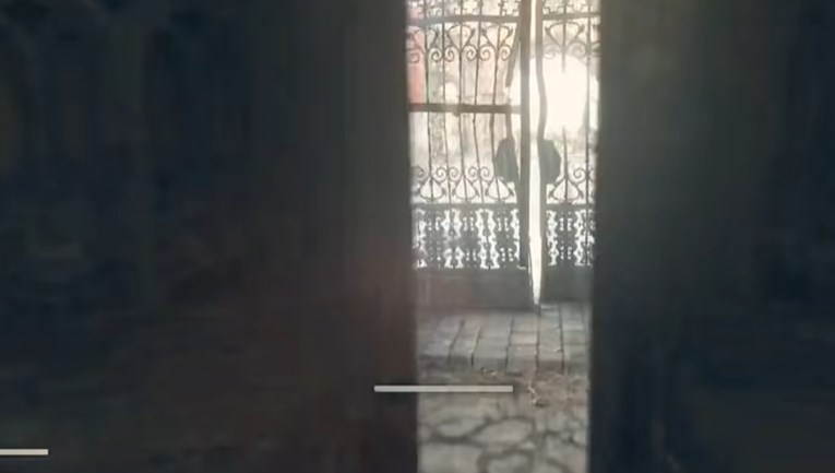 翻過大門到廣場